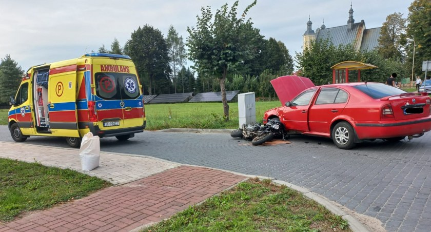 Wypadek w Skarżysku Kościelnym. Po zderzeniu z samochodem ranny motocyklista