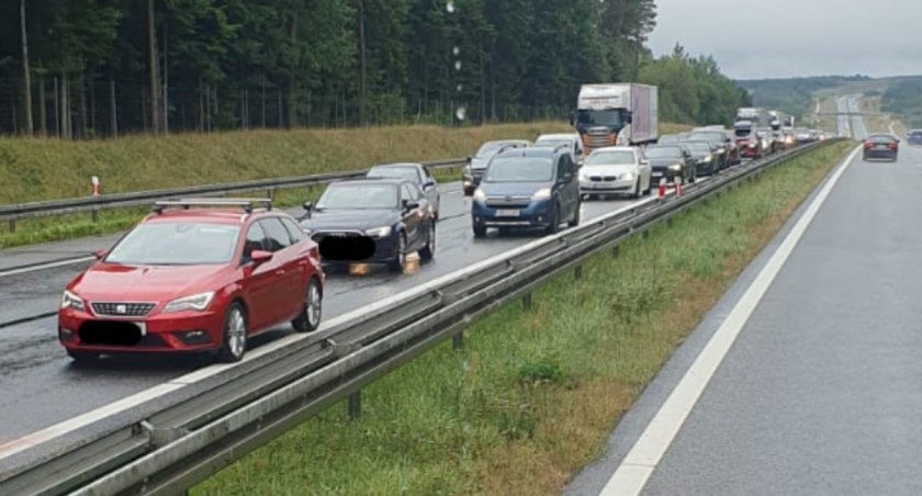 Zderzenie pięciu pojazdów na krajowej siódemce. Co było przyczyną zdarzenia?