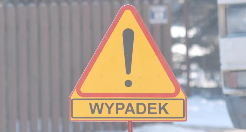 Wypadek na terenie gminy Bliżyn. 74-latek trafił do szpitala
