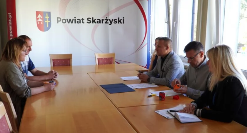 Boisko przy ZST przejdzie gruntowną modernizację. Umowa z wykonawcą podpisana