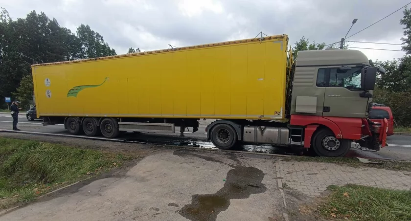 Kraksa na DK 42 w Skarżysku-Kamiennej. Dwa samochody uszkodzone