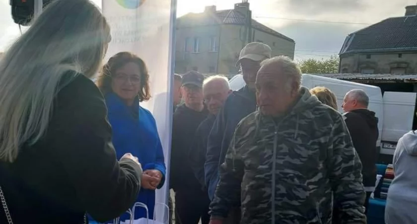 Akcja edukacyjna WFOŚiGW. Mieszkańcy Skarżyska otrzymali czujniki czadu