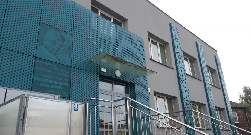 Czytali i zwiedzali. Drugoklasiści z SP 5 uczestniczyli w cyklu zajęć Powiatowej i Miejskiej Biblioteki
