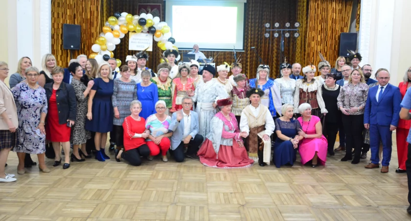Seniorzy z powiatu skarżyskiego bawili się na Powiatowym Balu Seniora 
