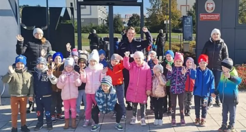 Skarżyscy policjanci edukują najmłodszych. O handlu ludźmi i nie tylko