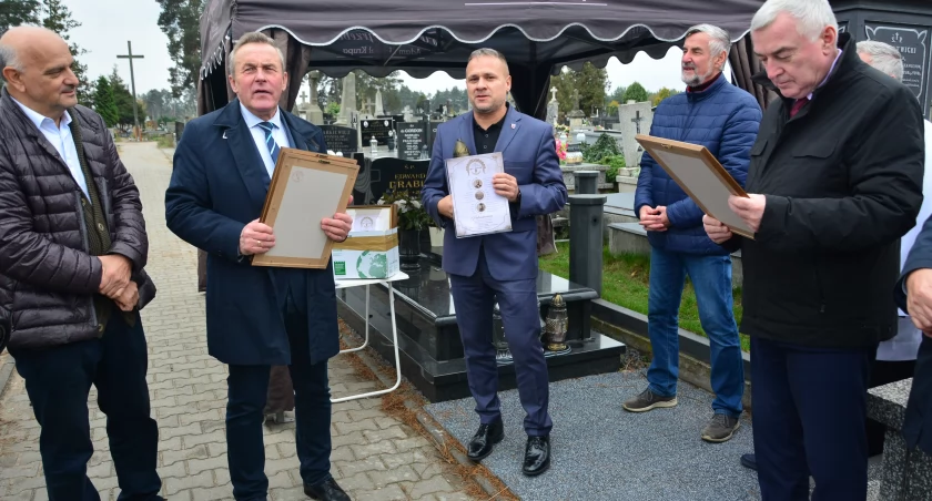 Nagrobek rodziny Witwickich odzyskał dawny blask. Renowacja zakończona sukcesem !!! 