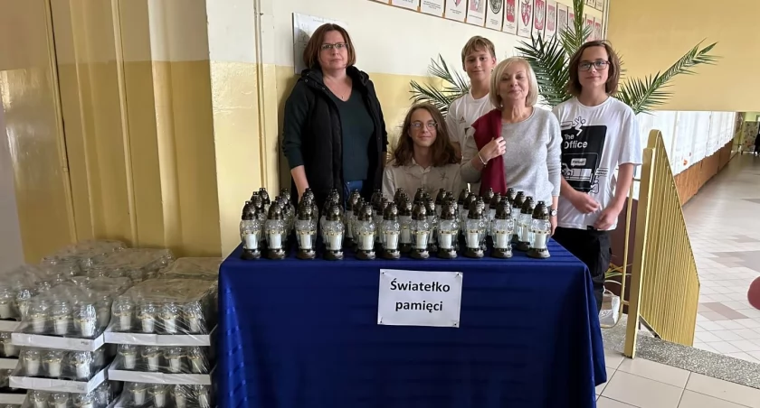 Akcja  „Światełko Pamięci” w Szkole Podstawowej nr 13