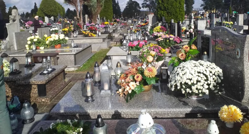 Dzień Wszystkich Świętych. Odwiedzamy groby najbliższych 
