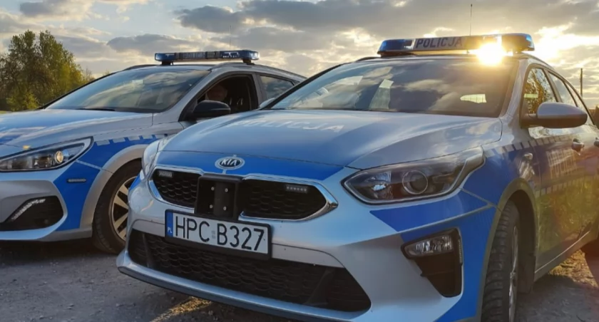 Feralny wieczór na trasie ekspresowej w powiecie skarżyskim. Uszkodzone samochody, wywrócone oznakowanie