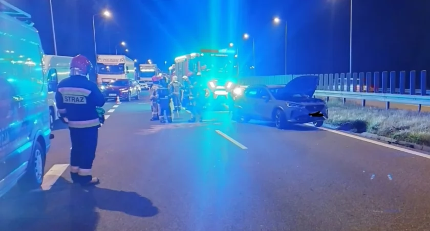 Wypadek na trasie S7 w Suchedniowie. Ranni pasażerowie pod opieką ratowników