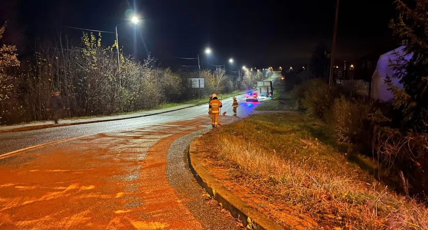Niebezpieczna plama na S-7. Akcja suchedniowskich strażaków