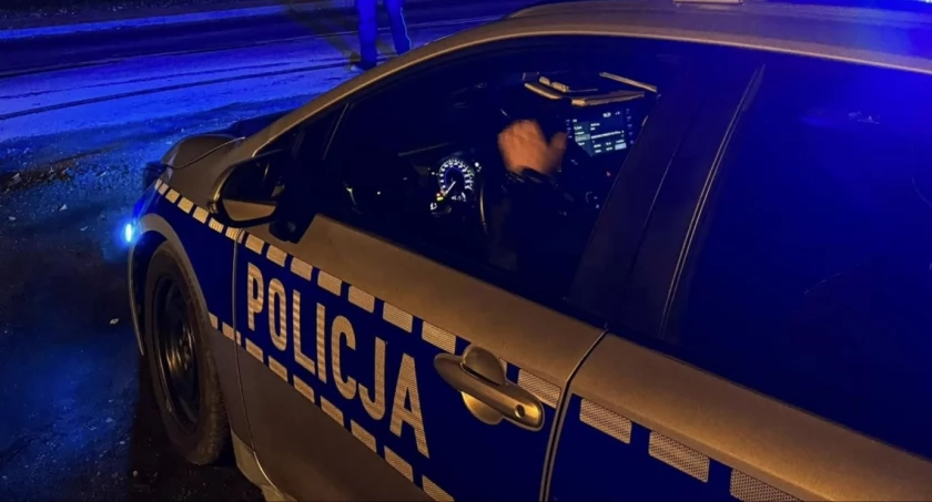 Wyziębnięty mężczyzna w opuszczonym budynku w Skarżysku-Kamiennej. Pomogli mu policjanci