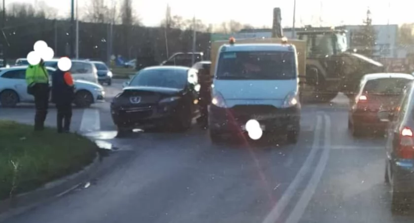 Uwaga kierowcy. Zderzenie dwóch pojazdów w Skarżysku-Kamiennej