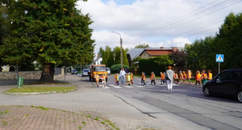 Osiem przejść dla pieszych, czterech wykonawców. Powiat Skarżyski podpisał umowy na wykonanie kolejnych bezpiecznych przejść