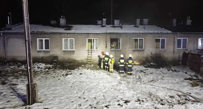 Pożar w Skarżysku-Kamiennej. Dwie osoby ewakuowane przez strażaków