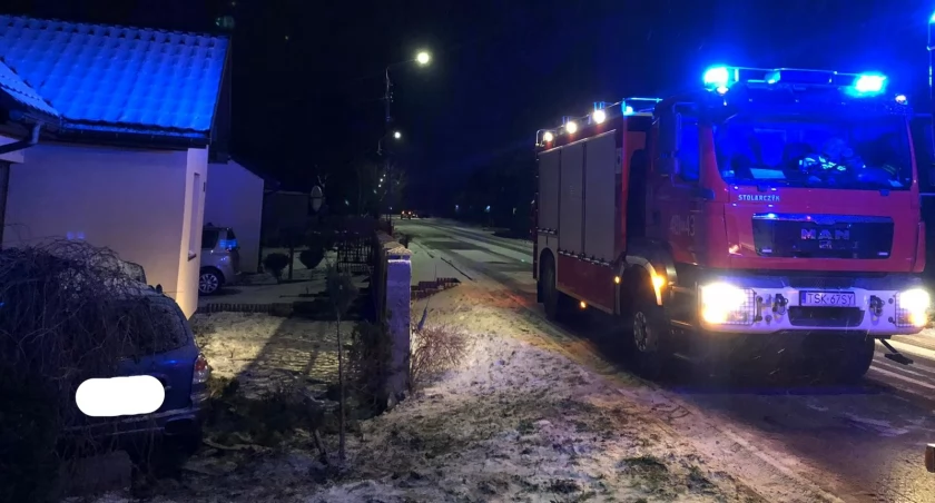 Wypadek w Skarżysku-Kamiennej. Staranowała ogrodzenie i zatrzymała się tuż przed domem
