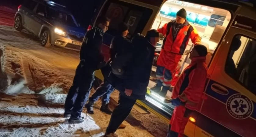 Po kłótni z partnerką noc spędził w lesie. Poszukiwali go skarżyscy policjanci