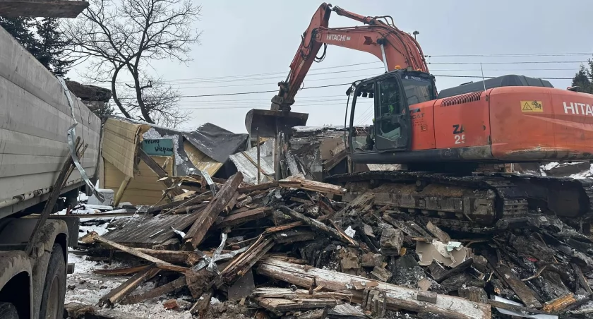 Dom po pożarze w Suchedniowie wyburzany, niebawem rusza budowa nowego