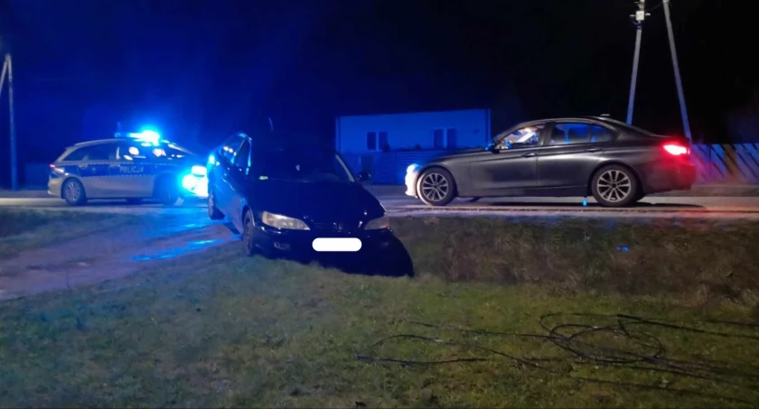 Mieszkaniec powiatu skarżyskiego z alkoholową wpadką. Ponad 3 promile i podróż zakończona w rowie