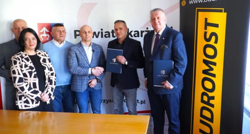 Umowa z wykonawcą na rozbudowę Alei Tysiąclecia w Skarżysku-Kamiennej podpisana. To bardzo ważne zadanie dla mieszkańców Skarżyska-Kamiennej – mówi starosta Artur Berus