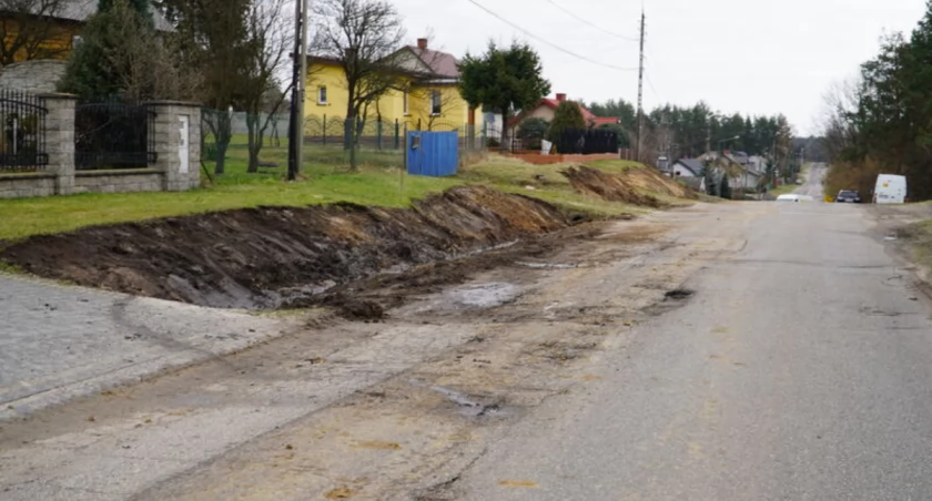 Rozbudowa drogi powiatowej w miejscowości Majków-Michałów rozpoczęta. Powiat realizuje kolejną inwestycję drogową