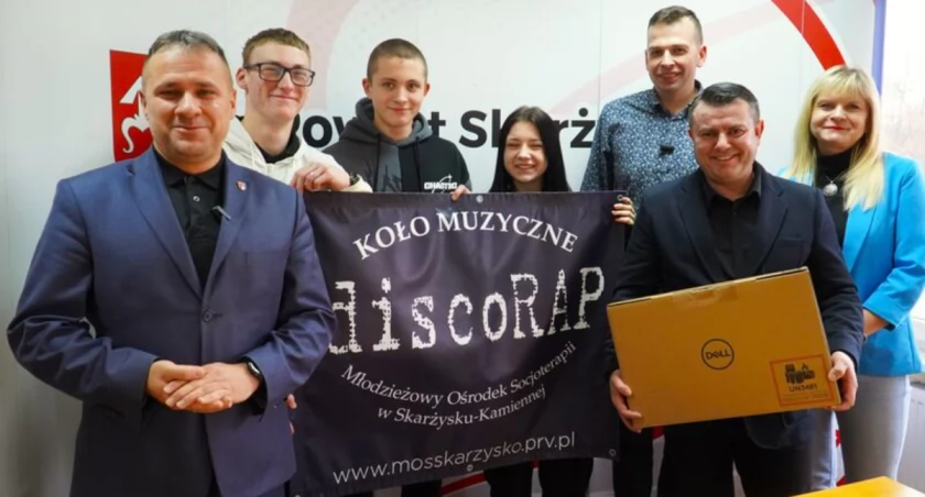 Władze powiatu skarżyskiego wspierają muzyczne pasje uczniów Młodzieżowego Ośrodka Socjoterapii w Skarżysku-Kamiennej