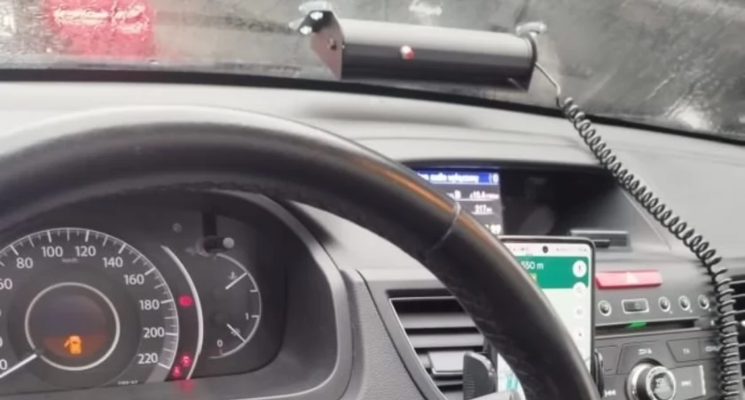 Niecodzienna interwencja skarżyskich policjantów. Wyprzedzał z włączonymi sygnałami
