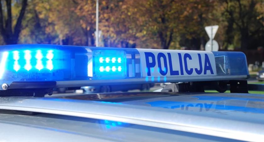 Włamanie do samochodu w Skarżysku-Kamiennej. Kradzież artykułów spożywczych