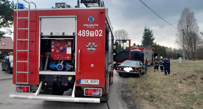 Pożar w Henrykowie. Mercedes w ogniu