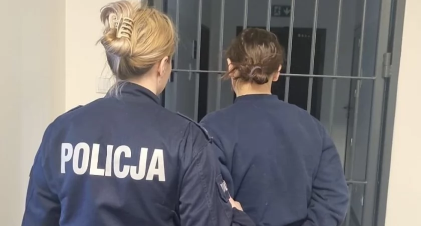 Szokujące nagranie. Mężczyzna z kolczatką, bity przez kobiety