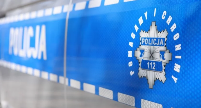 Oszustwo na portalu społecznościowym. 19-latek wpłacił 500 złotych za buty, otrzymał śmieci