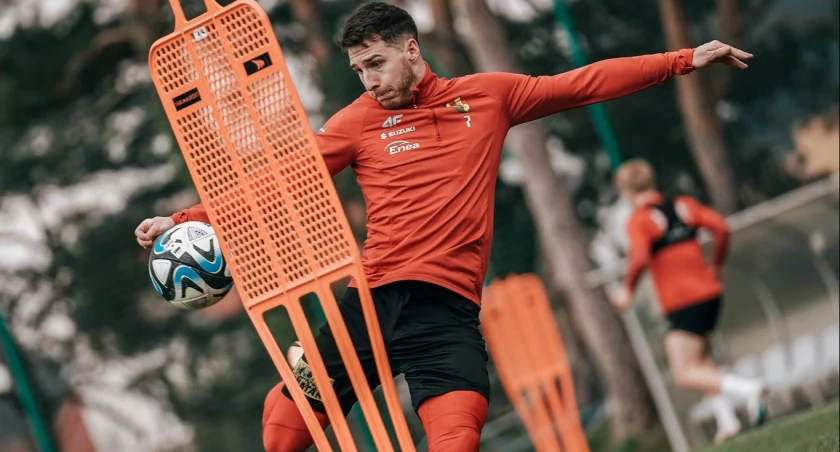 W wielkanocny poniedziałek ważny mecz Korony Kielce z łódzkim Widzewem. Jakub Łukowski wrócił do treningów
