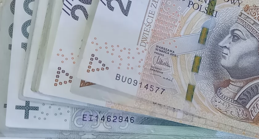 Seniorka z gminy Bliżyn straciła oszczędności życia. Oszust zabrał 80 tys. złotych