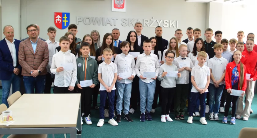 Stypendia dla młodych sportowców z powiatu skarżyskiego przyznane 