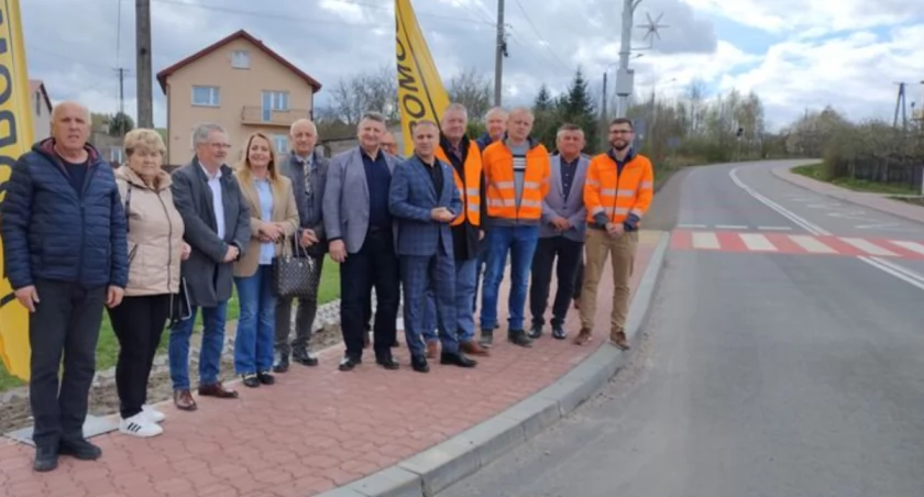 Nowa droga i przejście dla pieszych w Podzagnańszczu