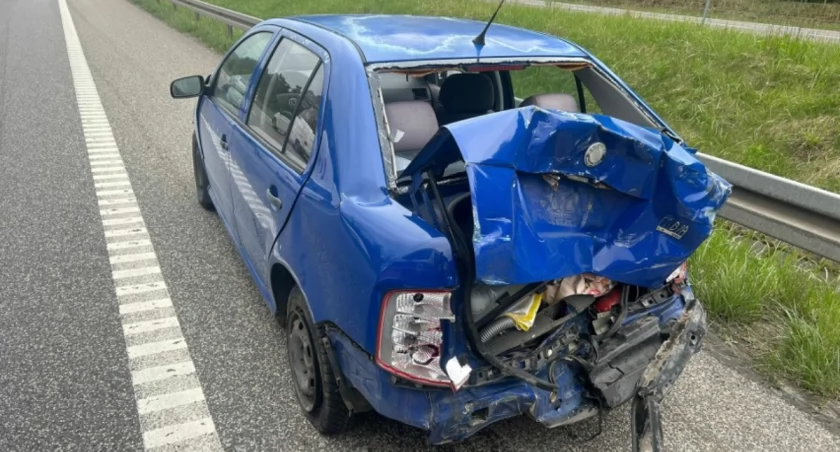 Zderzenie trzech samochodów w powiecie skarżyskim. Dwie osoby zabrane do szpitala po poniedziałkowym zdarzeniu