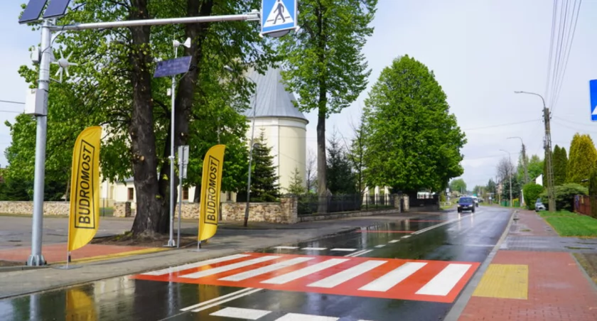 Na przejściu przy ul. Kościelnej w Skarżysku Kościelnym też już bezpiecznie. To kolejne przejście dla pieszych przebudowane przez Powiat Skarżyski