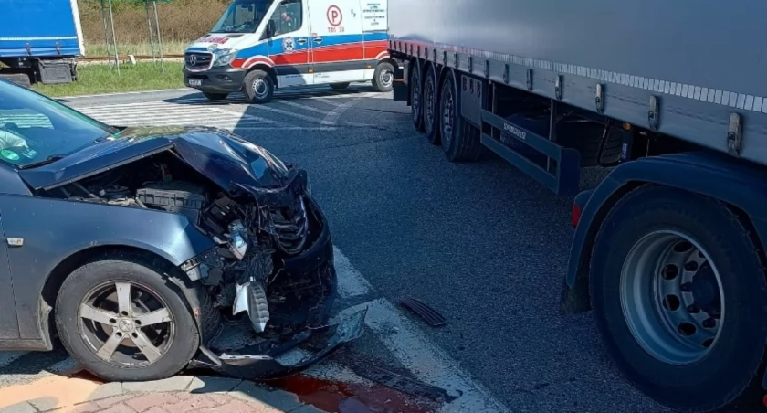 Wypadek w Skarżysku-Kamiennej. Kierowca ciężarówki nie ustąpił pierwszeństwa