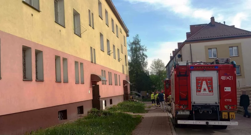Pożar mieszkania w bloku przy ul. Norwida 14 w Skarżysku-Kamiennej 