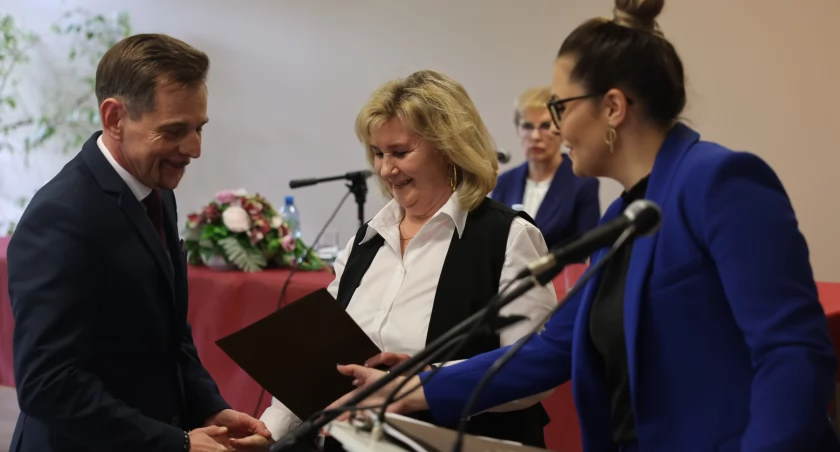 I sesja Rady Miejskiej w Suchedniowie. Radni złożyli ślubowanie i wybrali przewodniczącego Rady 