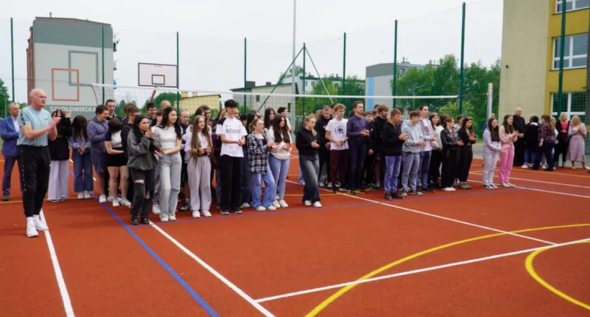 Nowe boiska sportowe przy Samochodówce otwarte. Obiekty będą służyć uczniom i mieszkańcom