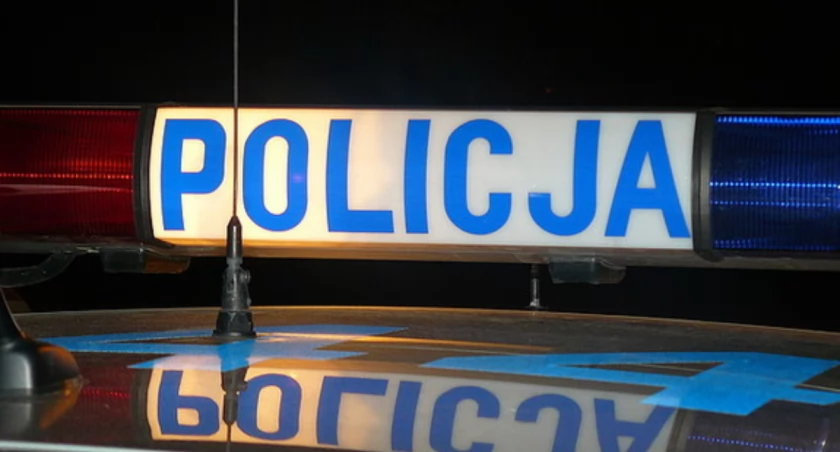 Złodziej w drogerii w Skarżysku-Kamiennej. Policjanci wyprowadzili go w kajdankach