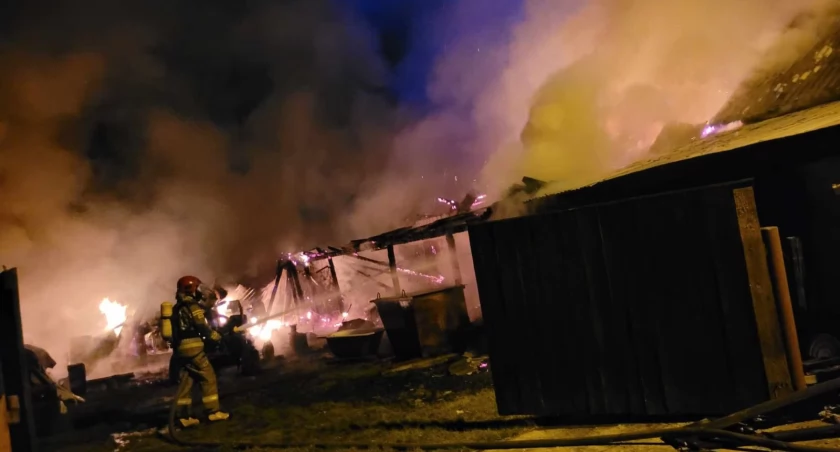 Pożar na terenie gminy Bliżyn. Budynek gospodarczy objęty płomieniami [ZDJĘCIA]