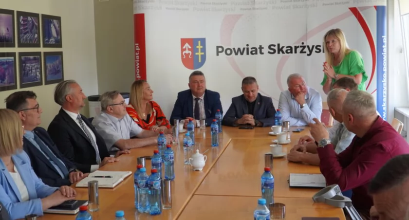 Powiat i gminy rozmawiały o współpracy na najbliższą kadencję. W skarżyskim starostwie odbyło się spotkanie przedstawicieli władz wszystkich samorządów