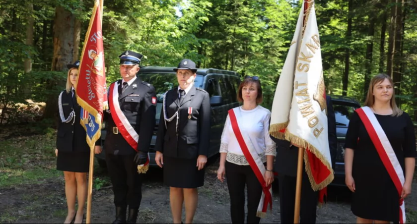 Samorząd Powiatu Skarżyskiego upamiętnił kolejną rocznicę poświęcenia Wojennego Cmentarza Partyzanckiego Żołnierzy Armii Krajowej w Skarżysku