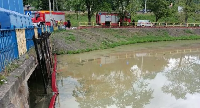 Nieznana substancja w zbiorniku Rejów w Skarżysku-Kamiennej [ZDJĘCIA]