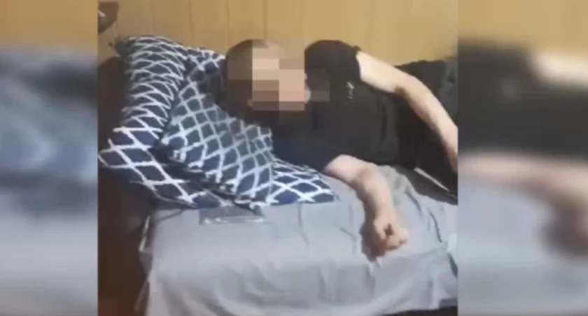 Poszukiwany skarżyszczanin spał słodko w łóżku. Ten widok zaskoczył policjantów