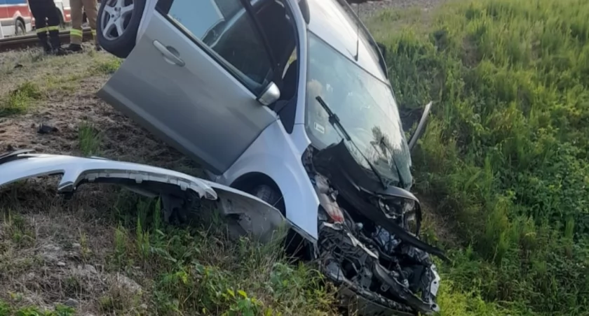 Wypadek na przejeździe kolejowym w Mroczkowie. Nie zatrzymała się przed znakiem STOP