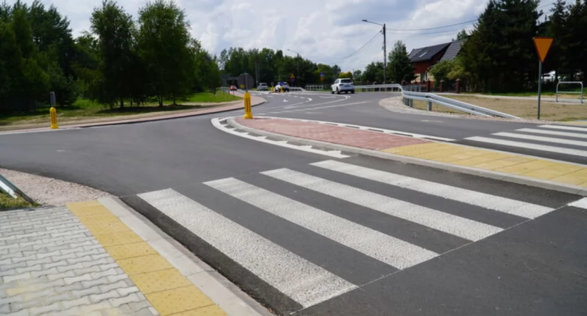 Droga w Podłaziu przebudowana. Jest bezpiecznie i dla pieszych i dla kierowców