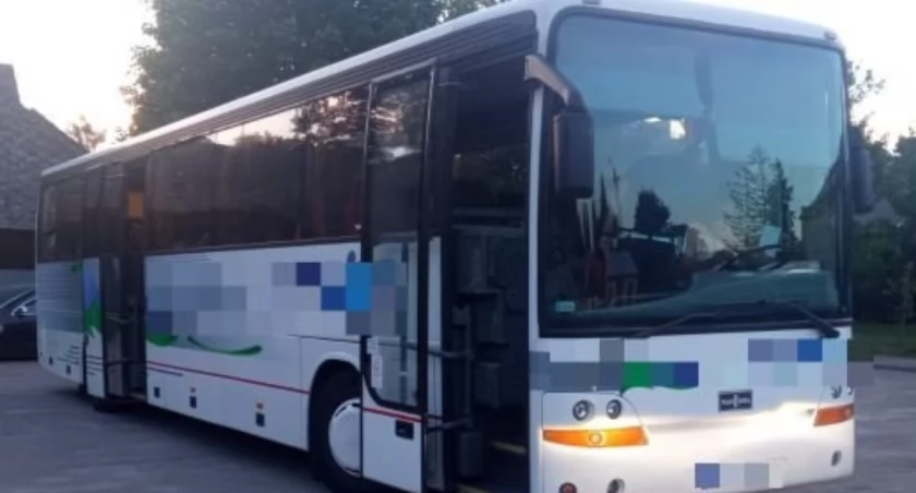 Niesprawny wycieczkowy autokar, musieli czekać na inny. Wyjazd z dwugodzinnym opóźnieniem